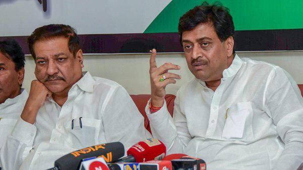 शिवसेना का इशारों में कांग्रेस नेताओं पर हमला, अशोक और पृथ्वीराज चव्हाण को बताया 'बूढ़े दूल्हे'