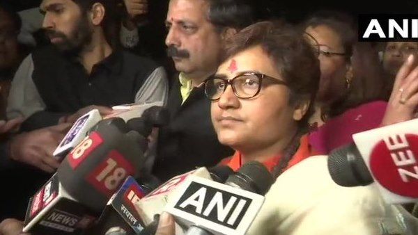 भोपाल: कांग्रेस MLA के खिलाफ FIR दर्ज नहीं होने पर धरने पर बैठी प्रज्ञा ठाकुर