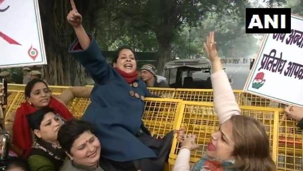 नागरिकता कानून: शर्मिष्ठा मुखर्जी सहित कई हिरासत में, गृहमंत्री के आवास के पास कर रहे थे प्रदर्शन