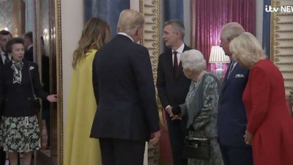 Video: डोनाल्‍ड ट्रंप का सही वेलकम न करने पर हुई महारानी एलिजाबेथ और उनकी बेटी के बीच नोंक-झोंक