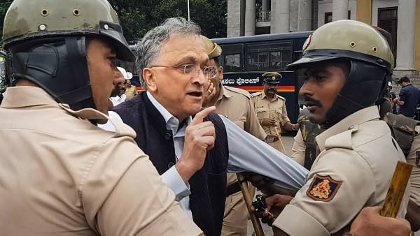 CAA Protest: इतिहासकार रामचंद्र गुहा को हिरासत में लेने के बाद पुलिस ने उनके साथ कैसा बर्ताव किया?