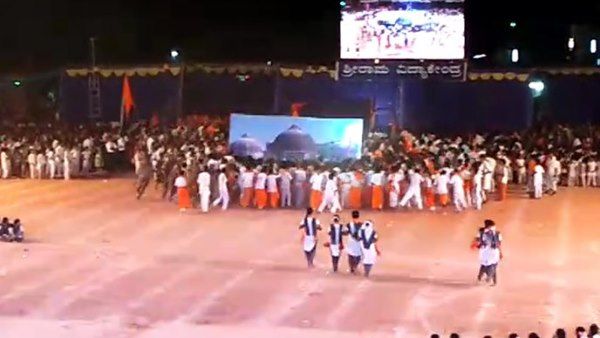 कर्नाटक: RSS नेता के स्कूल में बच्चों से री-क्रिएट कराया गया ‘बाबरी विध्वंस' का सीन, किरण बेदी थीं मौजूद
