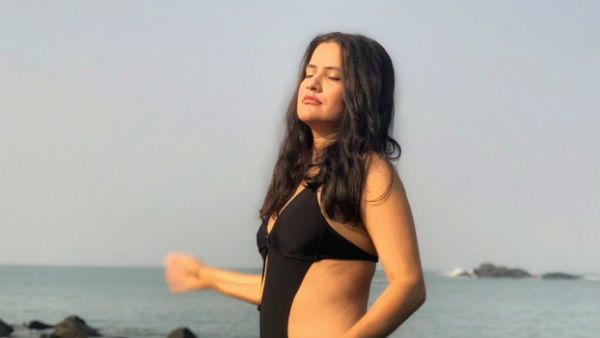 Swimsuit में सोना को देख भड़के लोग, कहा- फूहड़ कपड़े पहनो और फिर कहो MeToo