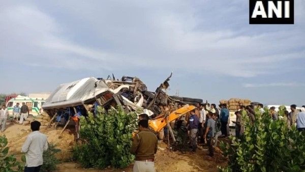 Madhya Pradesh : जबलपुर में बस पलटने से दो लोगों की मौत, सड़क पर मच गया कोहराम