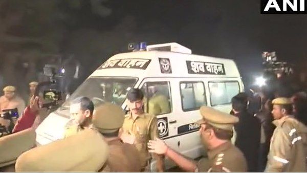 उन्नाव: घर पहुंचा उन्नाव रेप पीड़िता का शव, रात में ही अंतिम संस्कार की कोशिश में पुलिस