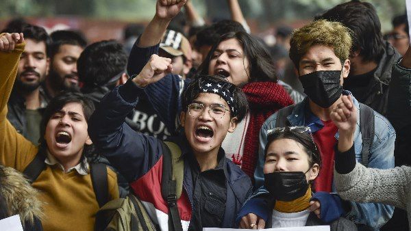 दिल्ली पुलिस ने 1200 लोगों को लिया हिरासत में, जंतर-मंतर छोड़ने के लिए कहा