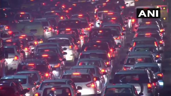 नए साल का जश्न: दिल्ली में सड़कें जाम, कई मेट्रो स्टेशन बंद, ट्रैफिक पुलिस और DMRC ने दी ये जानकारी