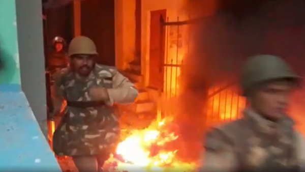 मेरठः सीएए के खिलाफ हो रहे प्रदर्शन के दौरान 40 सुरक्षाबलों को उपद्रवियों ने जिंदा जलाने की थी कोशिश, वीडियो जारी
