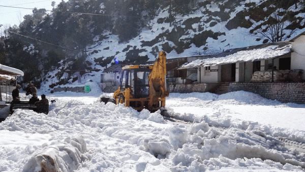 कश्मीर: बंदीपोरा, गंदरबल में हिमस्खलन कई मकान तबाह, रेस्क्यू जारी