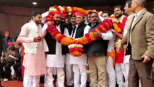 सामजावादी पार्टी में शामिल हुए हिंदू युवा वाहिनी नेता सुनील सिंह, कहा- सीएम योगी युवाओं के सपनों के हत्यारे