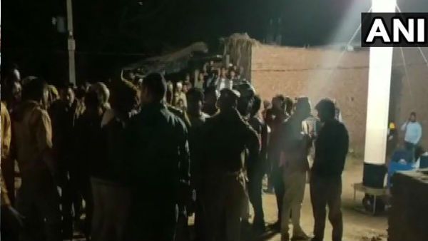 फर्रुखाबाद: बेटी के बर्थडे पार्टी के नाम पर बच्चों को बुलाकर बनाया बंधक, कर रहा फायरिंग