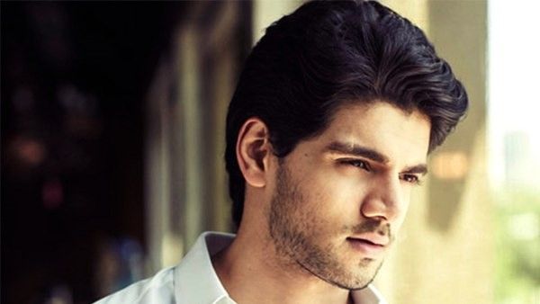 मैं अपने पापा आदित्य जैसा गुस्सैल नहीं बल्कि मां जरीना जैसा कोमल हूं: सूरज पंचोली