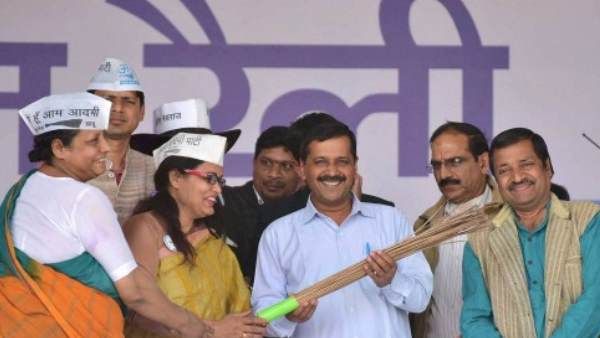 आप के पार्टी दफ्तर में अब तक जमा हो चुकी हैं 12 हजार झाड़ू, रोज हो रही है सप्लाई