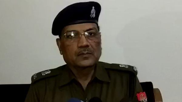 गोरखपुर: अवैध संबंध के शक में 21 साल छोटी तीसरी पत्‍नी पर फेंका तेजाब, बेटी भी झुलसी