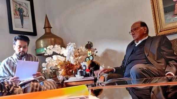 पीएमसी घोटाले को लेकर अनुराग ठाकुर से मिले शरद पवार