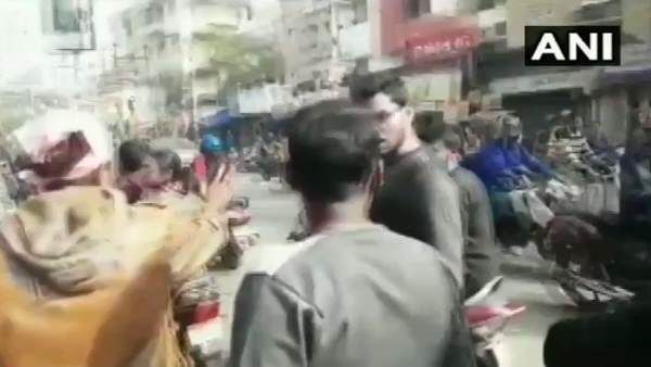 भारत बंद: टीएमसी और स्टूडेंट फेडरेशन के कार्यकर्ताओं के बीच हाथापाई, देखें वीडियो