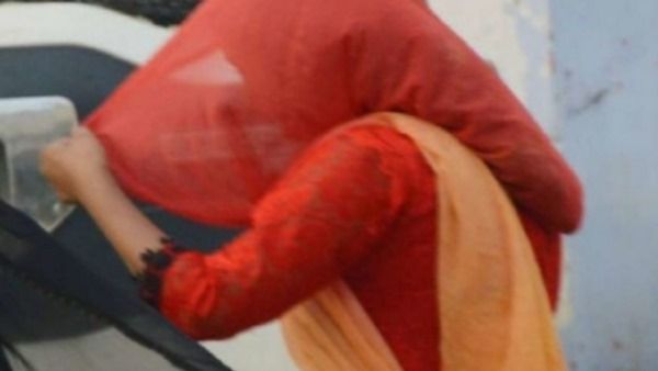 कॉलगर्ल बुक कर होटल पहुंचा शख्स, कमरे में बीवी को देख उड़े होश