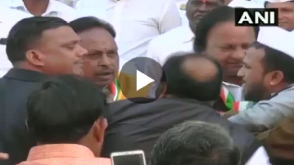 गणतंत्र दिवस कार्यक्रम में कांग्रेस नेताओं के बीच हुई थप्पड़ों की बरसात, सामने आया शर्मनाक Video