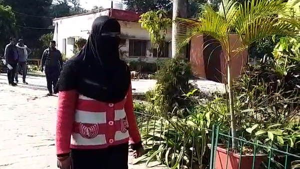 PM मोदी-CM योगी की पेंटिंग बनाने वाली नगमा को शौहर ने दी 3 तलाक की धमकी, VIDEO