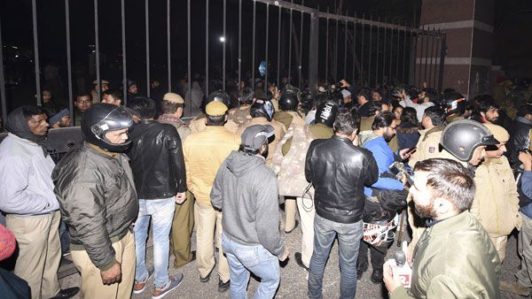 जेएनयू हिंसा मामले में 9 आरोपी छात्रों को क्राइम ब्रांच ने भेजा नोटिस