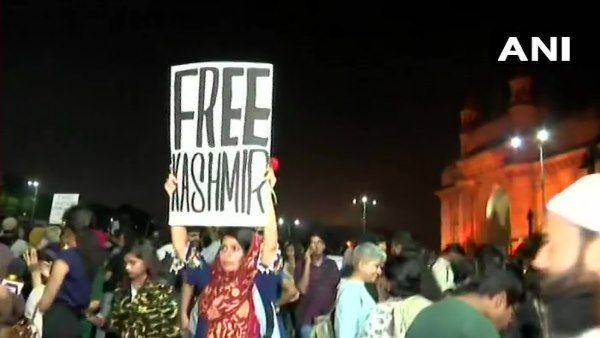 मुंबई: JNU हिंसा के खिलाफ हो रहे प्रदर्शन में दिखे 'फ्री कश्मीर' के पोस्टर
