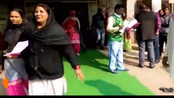 कोटा हॉस्पिटल केस : 34 दिन में 105 मौतों की जांच करने आए मंत्री के स्वागत में बिछाया ग्रीन कारपेट