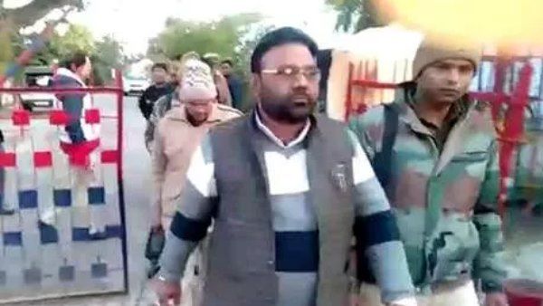 सपा विधायक मनोज पारस को कोर्ट ने भेजा जेल, गैर जमानती वारंट के बावजूद नहीं हो रहे थे पेश