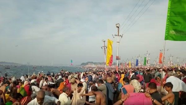 प्रयागराज: मौनी अमावस्या पर स्नान के लिए संगम में जुटी श्रद्धालुओं की भीड़