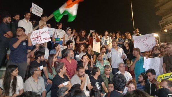 JNU हिंसा के विरोध में मुंबई में प्रदर्शन, कई फिल्मी हस्तियां हुईं शामिल