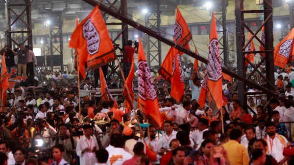 भगवा ध्वज पर शिवाजी की मुहर और स्टेज पर वीर सावरकर, क्या MNS ने शिवसेना के लिए खतरे की घंटी बजा दी?