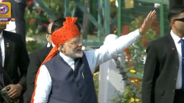 Republic Day 2020: परेड खत्म होने के बाद इस अंदाज में लोगों से मिले PM मोदी, तस्वीरें
