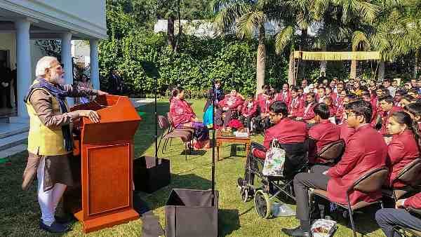 प्रधानमंत्री नरेंद्र मोदी ने बहादुर बच्चों के बीच खोला अपने चेहरे पर तेज का राज
