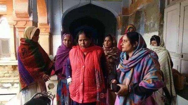 भरतपुर : नसबंदी के लिए अस्पताल पहुंचीं महिलाएं, डॉक्टरों ने ऑपरेशन करने के लिए किया इनकार