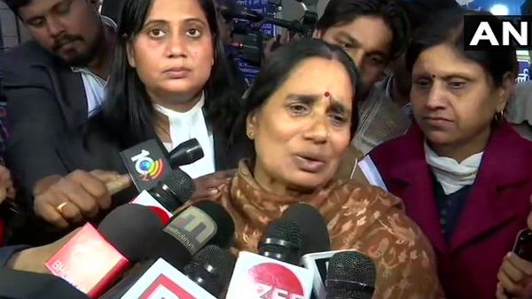 सजा टाले जाने के बाद भावुक हुईं निर्भया की मां ,कहा- दोषियों के वकील ने मुझे चुनौती दी थी, नहीं होगी फांसी
