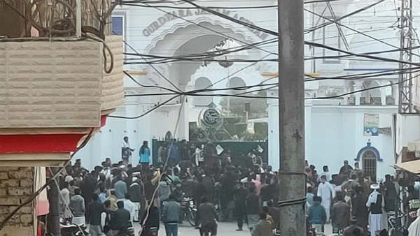 पाकिस्तान में ननकाना साहिब गुरुद्वारे को घेरकर पत्थरबाजी, श्रद्धालु अंदर फंसे