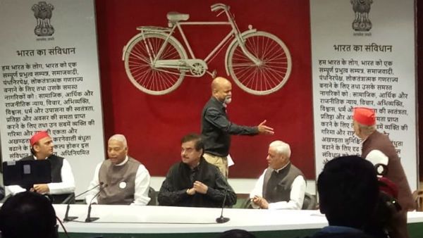 आचार्य प्रमोद कृष्णम ने साधा शत्रुघ्न सिन्हा पर निशाना, कहा- वो प्रचार SP का, कच्छा RSS का पहनते हैं