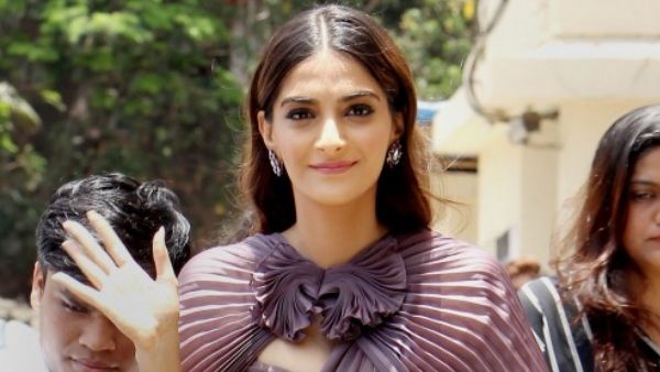 एयरपोर्ट पर गुम हुआ सोनम कपूर का कीमती बैग, ट्विटर पर शिकायत करना पड़ गया भारी