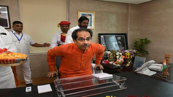 राष्‍ट्रवाद की राह चली महाराष्‍ट्र उद्वव सरकार पर गहराने लगे संकट के बादल