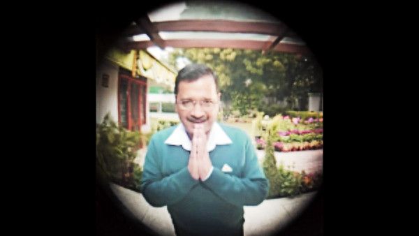 Welcome to Kejriwal: दिल्ली के सीएम घर आएं तो उनसे पूछिए, 'वादों का क्या हुआ?'