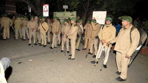 JNU में देर से पहुंचने के आरोपों को दिल्ली पुलिस ने किया खारिज, कहा- 7.45 बजे किया था कैंपस में फ्लैग मार्च
