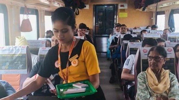 MNS की धमकी के बाद TEJAS ट्रेन की होस्टेस के सर पर दिखी गांधी टोपी