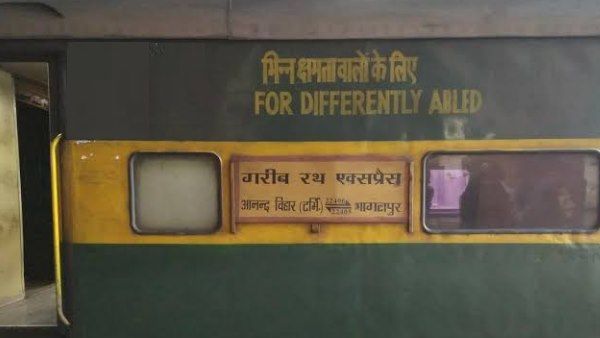 मुगलसराय में रेल हादसा, गरीब रथ का इंजन पटरी से उतरा