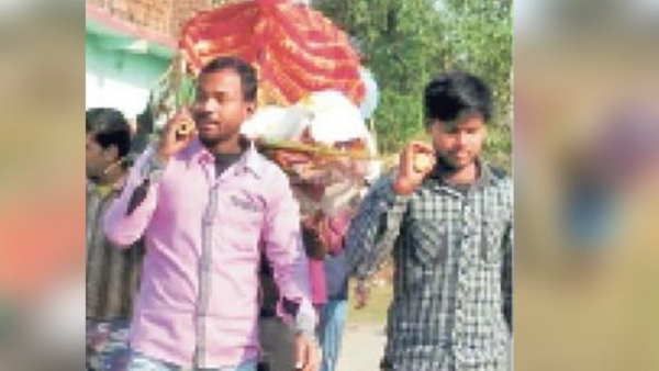 पत्नी ने ठुकराया प्यार तो पति ने लिया इंतकाम, पत्नी का पुतला बनवाकर बैंड बाजे के साथ किया अंतिम संस्कार