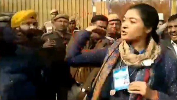 दिल्ली चुनाव: कांग्रेस उम्मीदवार अलका लांबा ने AAP कार्यकर्ता को मारा थप्पड़