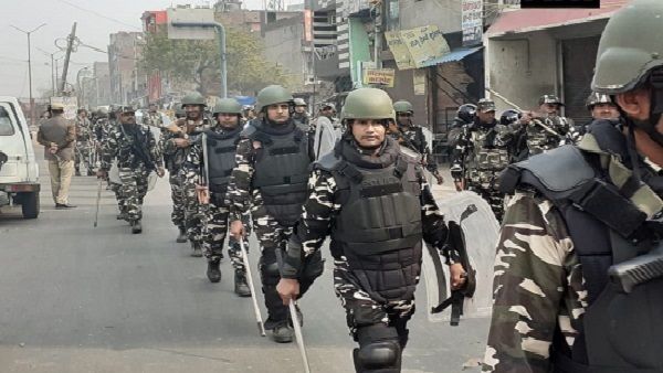 दिल्ली हिंसा: हाईकोर्ट ने दिल्ली पुलिस से पूछा- वीडियो में कपिल मिश्रा के साथ अफसर कौन है?