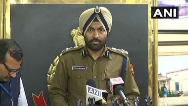 दिल्ली हिंसा: 18 लोगों के खिलाफ FIR, 106 लोग गिरफ्तार, मीडिया के सवालों से बचती दिखी दिल्ली पुलिस