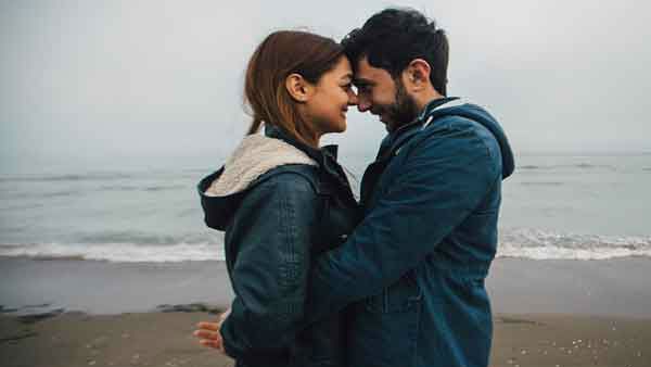 वैंलेंटाइन डे से पहले वैज्ञानिकों ने चेताया,Kiss और हग करने से बचें