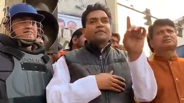 कभी मोदी के खिलाफ आग उगलने वाले कपिल मिश्रा आज बने बीजेपी के सिरदर्द, पढ़े उनके विवादित बयान