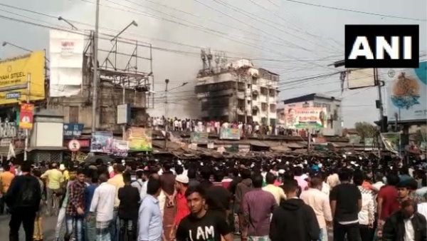 कोलकाता: राजा बाजार में एक इमारत में लगी भीषण आग, मौके पर दमकल की 12 गाड़ियां मौजूद