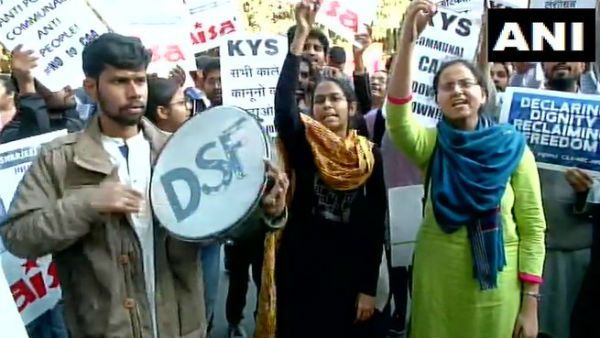 डॉक्टर कफील और शर्जील इमाम की रिहाई को लेकर JNU छात्रों का प्रदर्शन
